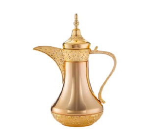 Majestuosa cafetera árabe dorada que combina un tapo metálico grabado y un cuerpo de vidrio transparente. Disponible a precio de mayorista - Product Image 3