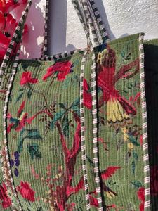 Bolso Tote de Terciopelo con Estampado de Aves de Lujo para Mujer, Bolso de Hombro de Gran Capacidad, Bolso de Moda Acolchado Suave, Logotipo Personalizado, Venta al Por Mayor - Product Image 6