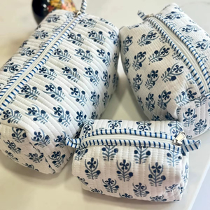 Juego de Bolsas de Maquillaje de Viaje con Cierre de Cremallera, Acolchadas, de Algodón con Estampado Floral Vintage, Tres Bolsas Elegantes para Organización de Cosméticos - Product Image 1