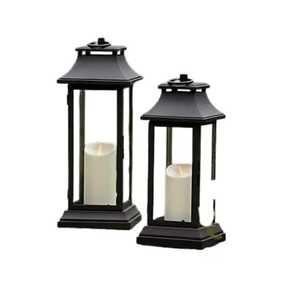 Paire de lanternes en métal noir avec panneaux en verre, toit conique, bouton décoratif, bougies piliers blanches, lueur chaude, design haut et bas. - Product Image 1