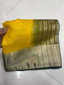 Sari de organza de seda con hermosos estampados florales y un trabajo manual elaborado con lentejuelas en toda la prenda, con borde de lentejuelas. - Product Image 3