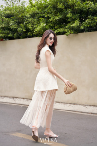 Vestido Maxi Feminino EMBER com Mangas Curtas, Renda Texturizada, Peplum e Sobreposição em Tule – Estilo Resort para Festas de Verão - Product Image 4