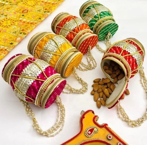 Célébrez les traditions avec ce magnifique ensemble de pochettes potli rajasthani faites à la main, conçu dans un style potli cylindrique festif et vibrant. - Product Image 1