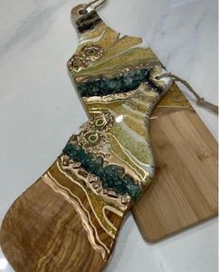 Planche à fromage décorative en résine bleue et bois pour salles à manger modernes, cuisines élégantes et présentation de plats festifs - Product Image 2