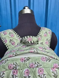 Sac à dos de week-end pour femme en coton matelassé léger fait main, motif floral, écologique, tissu vintage, fermeture éclair, pliable, lavable - Product Image 2