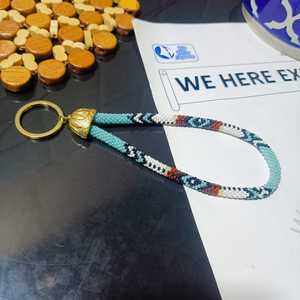 WE HERE EXPORTS Llavero de pulsera de moda para mujer con cuentas de semillas naturales hechas a mano, perlas de imitación y diseño de llave, con inserción para uñas, ideal como regalo. - Product Image 6