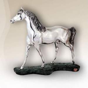 Moderna estatua de caballo de aluminio fundido, escultura decorativa metálica de equino galopante para interiores refinados. - Product Image 4