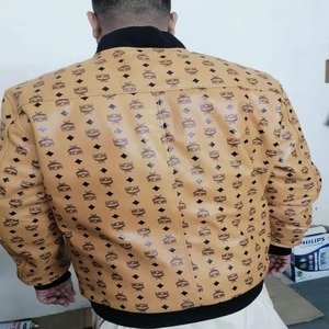 เสื้อแจ็คเก็ตบอมเบอร์หนังบุขนสัตว์สีทองสำหรับผู้ชาย กันลม เป็นมิตรกับสิ่งแวดล้อม ให้ความอบอุ่น หรูหรา สไตล์สตรีทแวร์ - Product Image 3