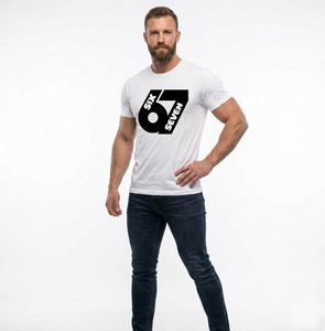 เสื้อยืดแขนสั้นสีขาวสำหรับผู้ชาย Six Seven พิมพ์ลายโลโก้สีดำ คอกลม ทรงลำลอง ผ้าฝ้าย ความยาวปกติ - Product Image 3