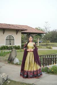 Lehenga Choli traditionnel en soie avec broderie Zari et bordure contrastante Kalamkari, accompagné d'un dupatta en tulle de créateur - Product Image 2