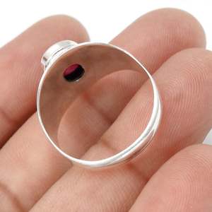 Belle bague en rubis de forme ovale, disponible en argent sterling 925 massif, sertie de pierres, bijoux bohèmes à prix raisonnable. - Product Image 2