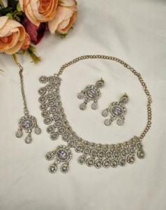 Collier artisanal en pierre précieuse de coupe ovale avec boucles d'oreilles et mangtika, ensemble de bijoux traditionnels de créateur pour occasions festives, fabriqué par des fabricants. - Product Image 4