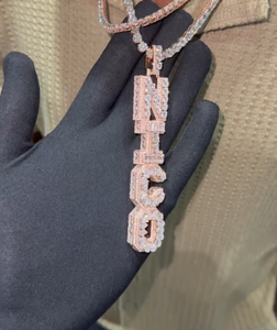 Colgante con nombre en letras doradas personalizadas, acabado en oro rosa, con piedra brillante, inicial del alfabeto, joyería para hombres y mujeres - Product Image 1