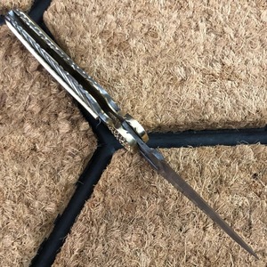 Couteau de chasse pliable artisanal en acier Damas avec étui en cuir |   Cadeau parfait pour lui |   Cadeau d'anniversaire - Product Image 6