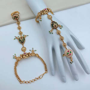 ต่างหูดอกไม้โลหะผสมชุบทองด้วยหินสี่เหลี่ยมและไข่มุก - Product Image 1