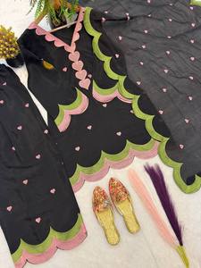 Conjunto de Kurta Negra Tradicional India y Pakistaní para Mujer con Bordado de Corazón, Largo hasta el Suelo, Corte Holgado, Ropa Casual - Product Image 5