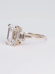 Anillo de Compromiso de Diamante Cultivado en Laboratorio con Corte Esmeralda de Lujo VVS Diam de 2.00 Ct, Oro Amarillo de 18K/14K/10K, Joyería Nupcial Solitario de 3 Piedras - Product Image 3