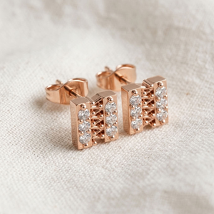 Boucles d'oreilles clous en or rose 14 carats avec diamants de laboratoire, taille brillant rond, géométriques, pour cadeau de fiançailles, mariage, ou usage quotidien - Product Image 2