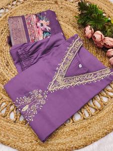 ชุดผ้าไหมอินเดียปากีสถานดีไซน์ทันสมัย ตกแต่งด้วยด้ายหลากสี งานฝีมือประณีต  ชุดออกงานสำหรับผู้หญิง  งานแต่งงาน  ชุดพื้นเมืองสุดหรู - Product Image 3