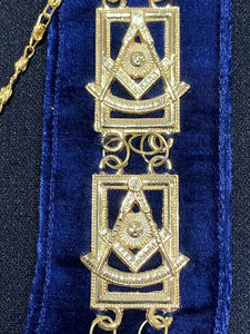 Collar de Cadena Metálica Masónico Raglia Past Master sobre Base de Terciopelo Azul, Collar de Cadena de Tela de Terciopelo Dorado de Alta Calidad Hecho a Medida - Product Image 6
