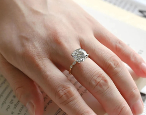 Anillo Solitario Delicado de Plata de Ley 925 con Moissanita de Corte Redondo de 5.00CT y Piedras Laterales, Certificado por IGI, en Venta - Product Image 1