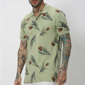 Polo para Hombre con Estampado Floral de Tulipanes en Verde Salvia, Diseño Artístico Botánico 2026, Manga Corta, Corte Entallado, Prenda Premium para Ocio de Verano - Product Image 2