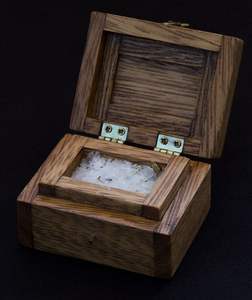 Caja de madera única para anillos con diseño tallado a mano, elegante caja de madera para anillos con tapa de cristal, caja de madera natural para anillos a bajo precio. - Product Image 1
