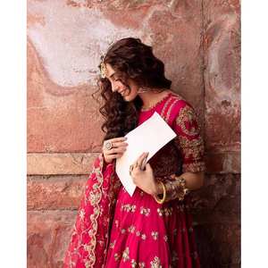 Vestido Salwar Kameez de Seda de Diseñador con Bordado de Lentejuelas y Zari para Bodas, Incluye Dupatta - Product Image 3