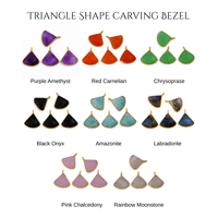 El Joyero Collier Pendentif en Pierre de Lune Arc-en-ciel Naturelle, Sertie en Triangle Gravé, en Laiton Plaqué Or Naturel, Style Tendance