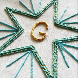 ผ้ากันเปื้อนแบบฝรั่งเศส Groussier Rite-Sew-On พร้อมเข็มกลัดนิรภัยปักมือ ผ้าปักลายกันน้ำ รูปทรงสามเหลี่ยม - Product Image 5