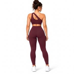 Ensemble de yoga 2 pièces pour femmes avec logo personnalisé : soutien-gorge halter et leggings – Tenue de sport, course et fitness - Product Image 2