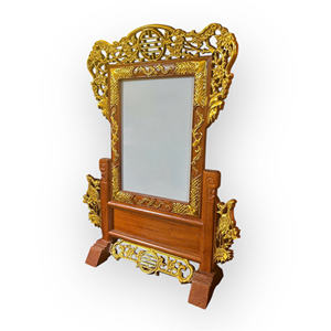 Les cadres photo utilisés pour les autels ancestraux sont de différentes tailles et sont souvent sculptés et dorés. - Product Image 3