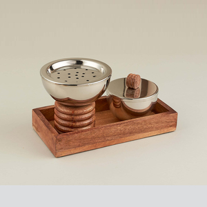 Ensembles de bakhoor en métal doré et argenté exquis avec bases en bois côtelées sur plateaux en bois, parfaits pour la parfumerie et la décoration intérieure. - Product Image 2