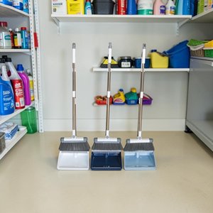 Juego de Escoba y Recogedor de Aluminio Ligero y Duradero con Cerdas Suaves, 2 en 1, Portátil para Limpieza de Pisos Interiores - Product Image 2