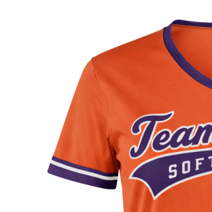 Camiseta de Softbol Sublimada con Cuello en V, Naranja y Morado, Uniforme Personalizado para Equipo con Número y Diseño Impreso en la Espalda - Product Image 5