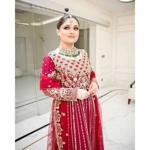 Ensembles modestes de créateurs pour les fêtes - Robe et dupatta magnifiques pour un look élégant - Product Image 1