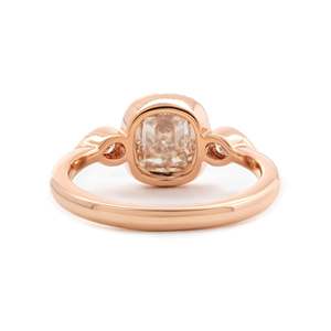 Bague de fiançailles vintage de luxe en or rose 14K avec diamant de laboratoire taille coussin de 1,5 carat, halo en milgrain et pierres latérales en forme de poire pour femme - Product Image 4