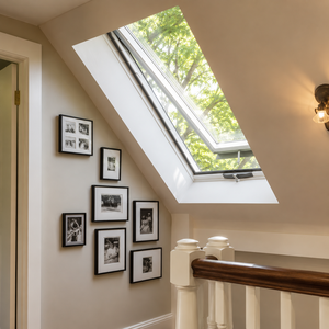 Fenêtre de toit ventilée moderne avec cadre en aluminium blanc, système d'éclairage naturel pour les intérieurs de greniers résidentiels - Product Image 4