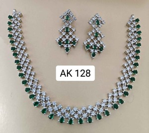 ชุดสร้อยคอและต่างหูดีไซน์เนอร์แบบอเมริกันคลาสสิกประดับเพชรและมุกเทียมสำหรับเจ้าสาว เหมาะสำหรับผู้ซื้อขายส่งจากโรงงาน - Product Image 1