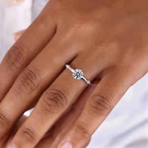 Round Cut Lab Grown Diamond Hochzeits-und Jubiläums ring 10 Karat massives Weißgold Verlobung sring mit vier Klauen zinken für Frauen - Product Image 2