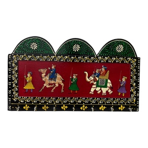 Porte-clés mural en bois peint à la main avec motif de vache - Product Image 1