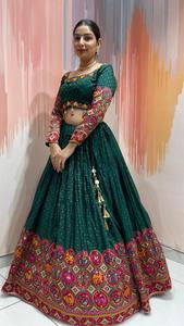 Conjunto de Ropa Étnica de Boda para Mujer, Chaniya Choli de Seda Bombay Premium con Bordado a Mano con Espejos Reales y Dupatta de Chinnon - Product Image 2