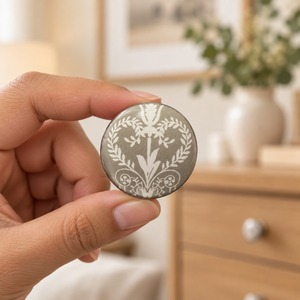 SHUBHAM Perilla Redonda Vintage con Diseño Floral, Tirador Decorativo Gris Blanco para Cajones con Borde Metálico para Cómodas y Armarios - Product Image 1