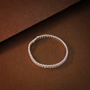 กำไลข้อมือโมอิสซาไนต์ทรงเหลี่ยมมรกตขายส่ง เงินแท้ 925 บรรจุภัณฑ์กล่องของขวัญสุดหรู ผู้ผลิตเครื่องประดับชั้นดีแบบกำหนดเอง - Product Image 3