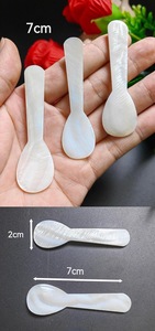 Cuillère à servir en nacre naturelle ILAHI, faite à la main, style bohème, blanche, non toxique, pour les fêtes, Uttar Pradesh - Product Image 1