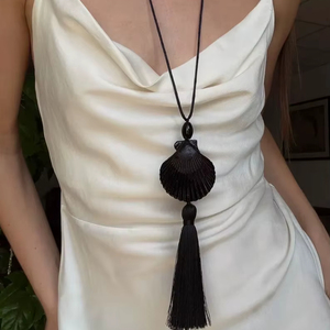 Collier en macramé fait main avec pendentif coquillage noir et long pompon, bijoux bohèmes minimalistes - Product Image 1