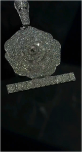 Colgante de plata de ley 925 con diseño de flor de rosa y letra, hecho a medida con diamantes de moissanita VVS, para unisex. - Product Image 4