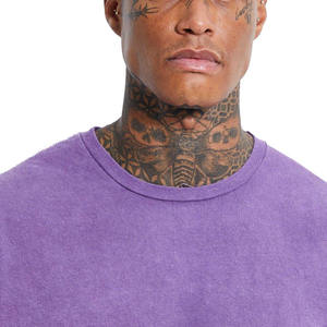 Camiseta de punto casual de algodón de color morado liso con cuello redondo y manga corta para hombre, estilo oversize, con lavado ácido, disponible para la venta. - Product Image 2