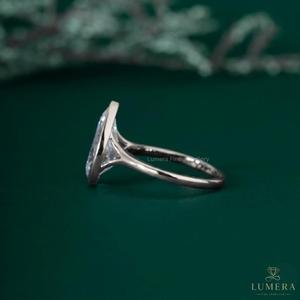 Bague solitaire de luxe en or blanc plaqué, sertie de diamants taille poire, pour femme, idéale pour fiançailles, mariage ou anniversaire - Product Image 4