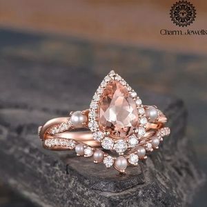 Anillo de Compromiso Charm_Jewells de Plata Chapada en Oro Rosa con Moissanita de Corte Cojín, Perlas de Agua Dulce y Diamantes Engastados en Pavé IGI - Product Image 2
